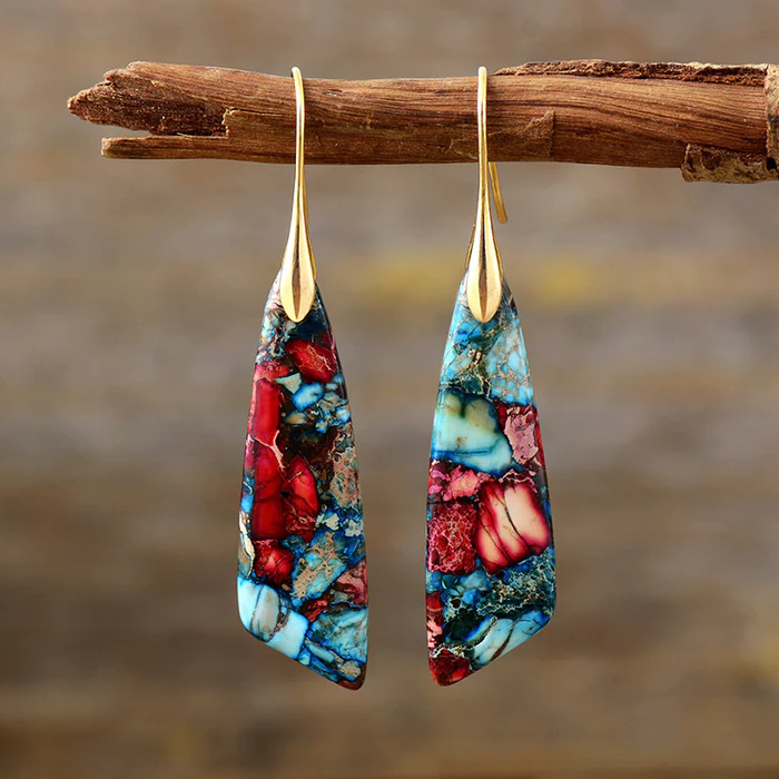 Boucles d'oreilles avec des pierres colorées