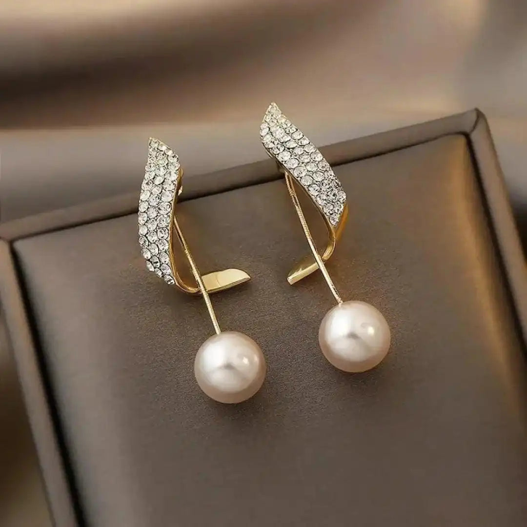 Boucles d'oreilles en or ornées d'une élégante goutte de perle