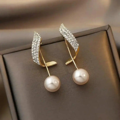 Boucles d'oreilles en or ornées d'une élégante goutte de perle