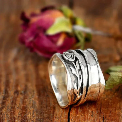 Bague vintage en argent ornée d'une fleur