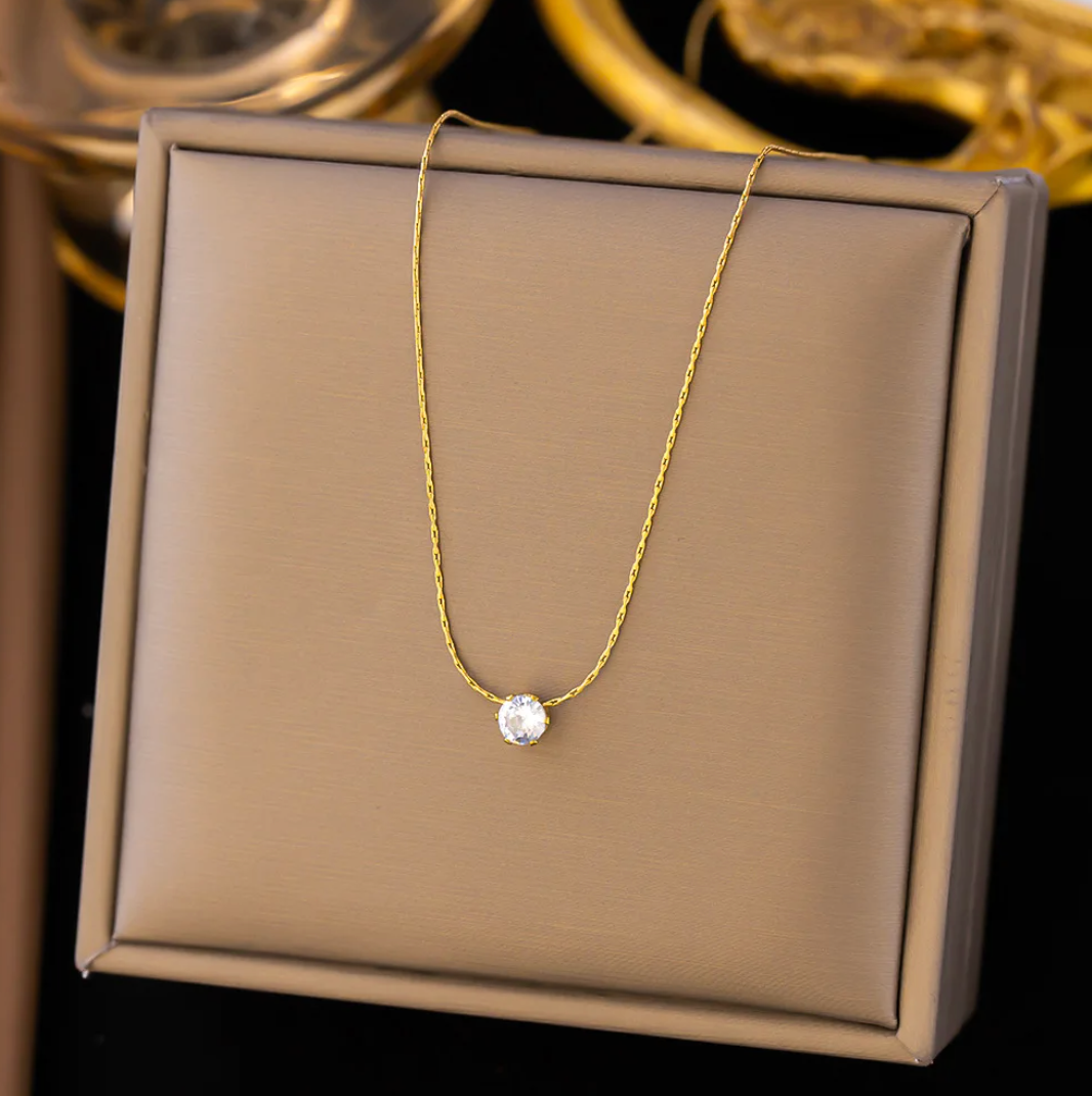 Collier en or 18 carats orné de cristaux scintillants