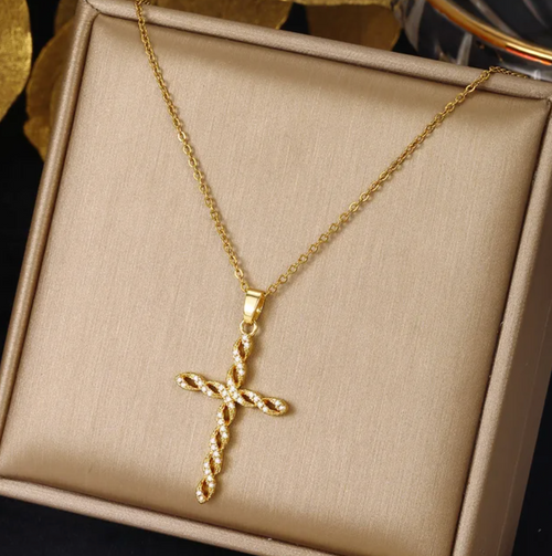 Collier en plaqué or 18 carats avec croix en style entrelacé