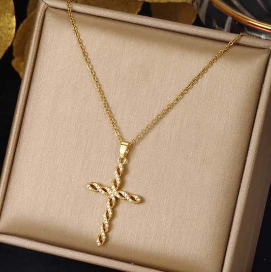 Collier en plaqué or 18 carats avec croix en style entrelacé