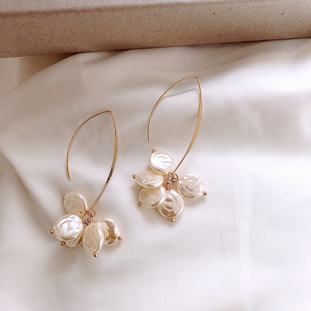 Boucles d’Oreilles Ornées de Perles et de Cristaux