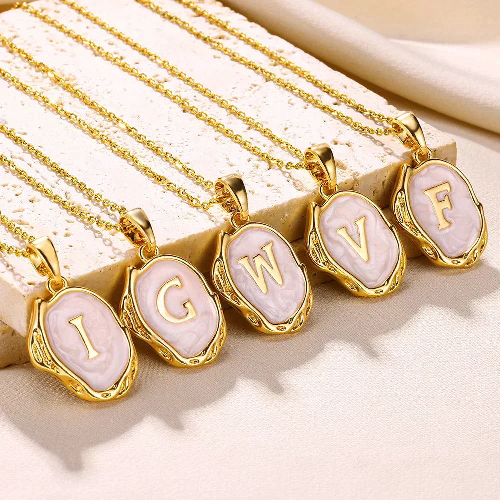 Collier océan plaqué or 18 carats avec initiales au fond de la mer