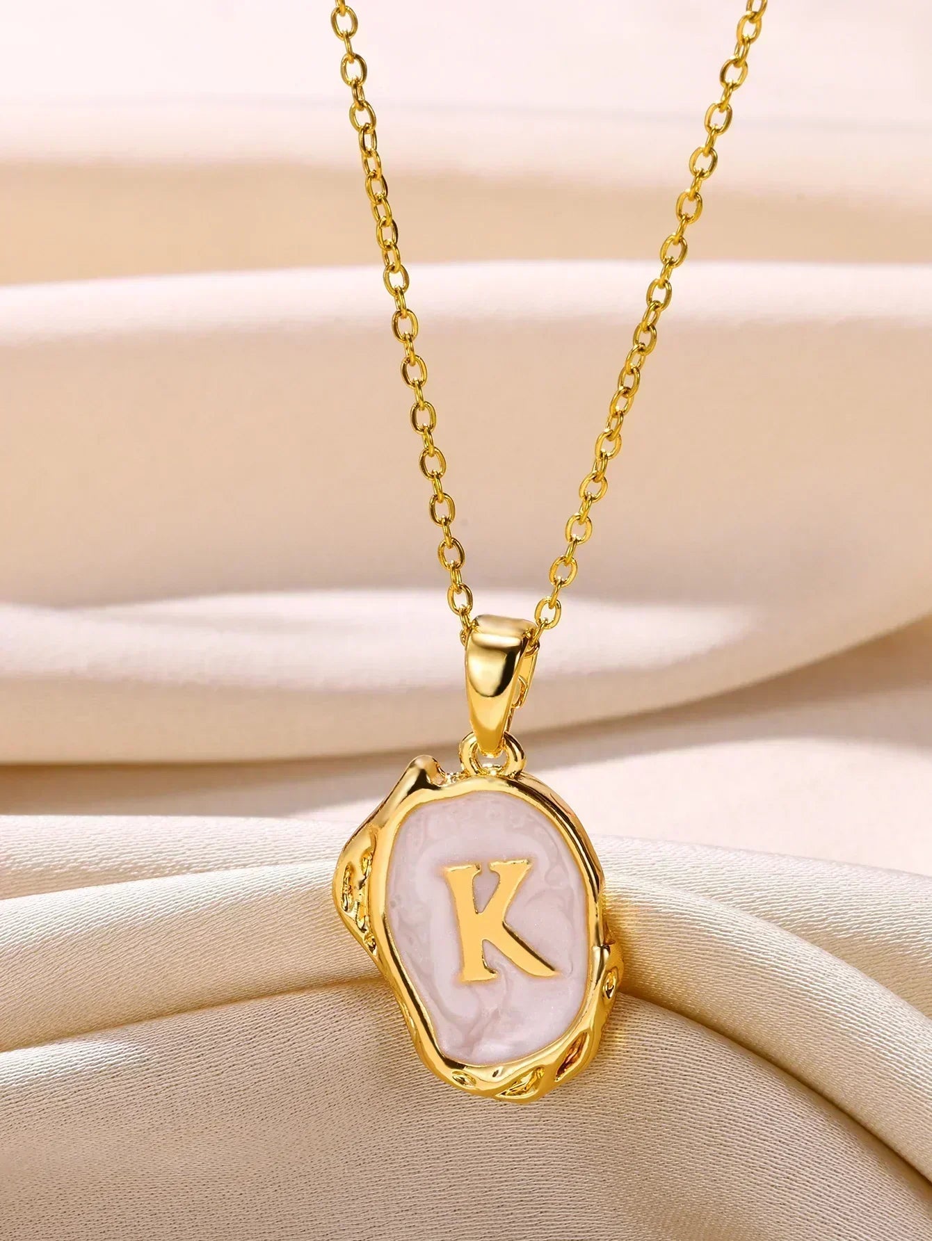 Collier océan plaqué or 18 carats avec initiales au fond de la mer