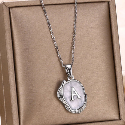Collier océan plaqué or 18 carats avec initiales au fond de la mer