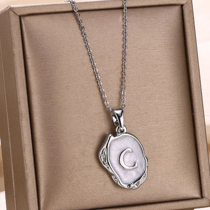 Collier océan plaqué or 18 carats avec initiales au fond de la mer