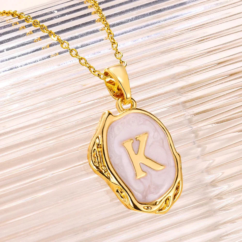Collier océan plaqué or 18 carats avec initiales au fond de la mer