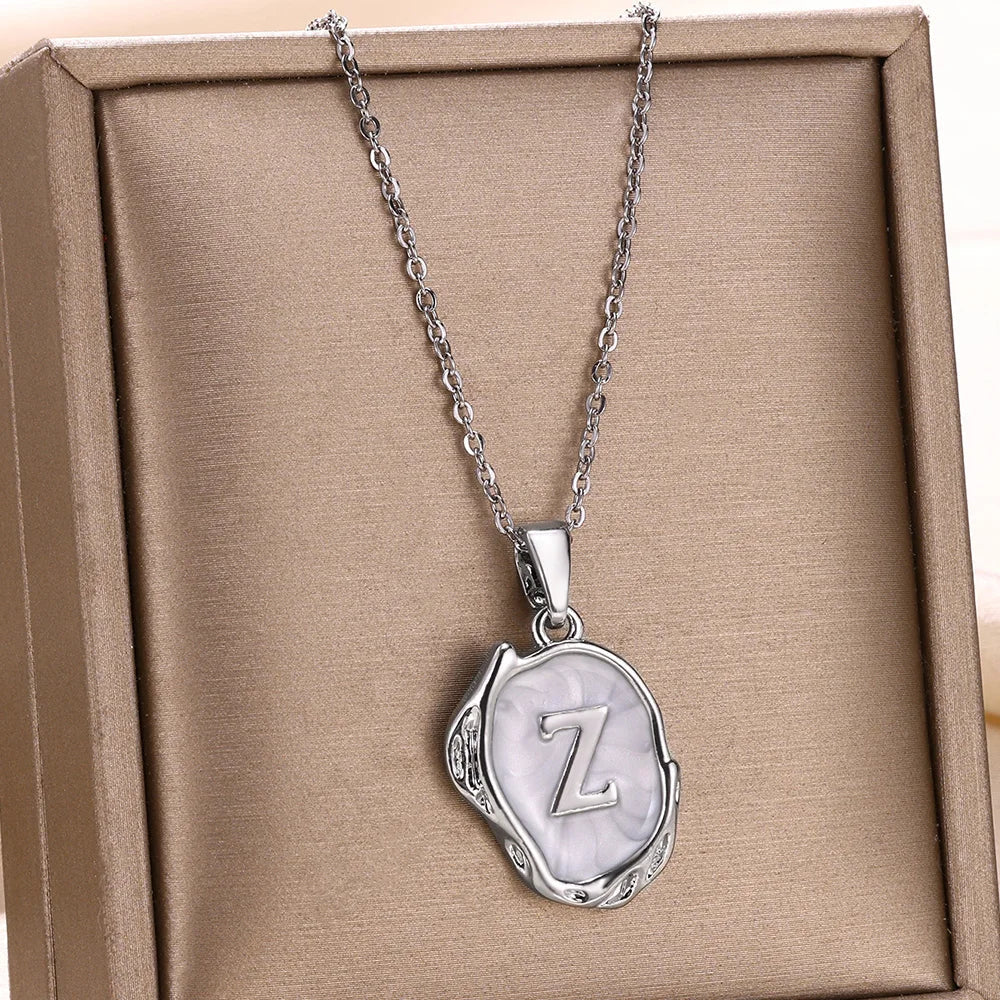 Collier océan plaqué or 18 carats avec initiales au fond de la mer