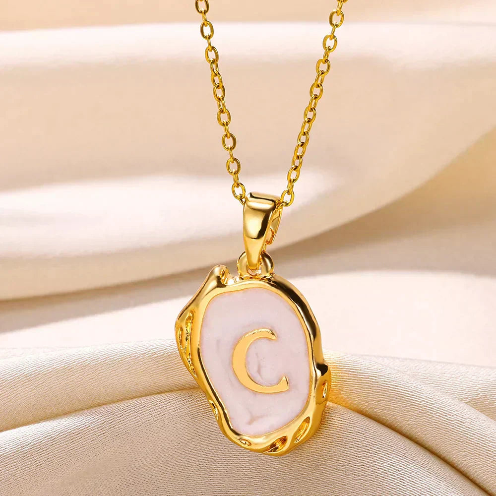 Collier océan plaqué or 18 carats avec initiales au fond de la mer