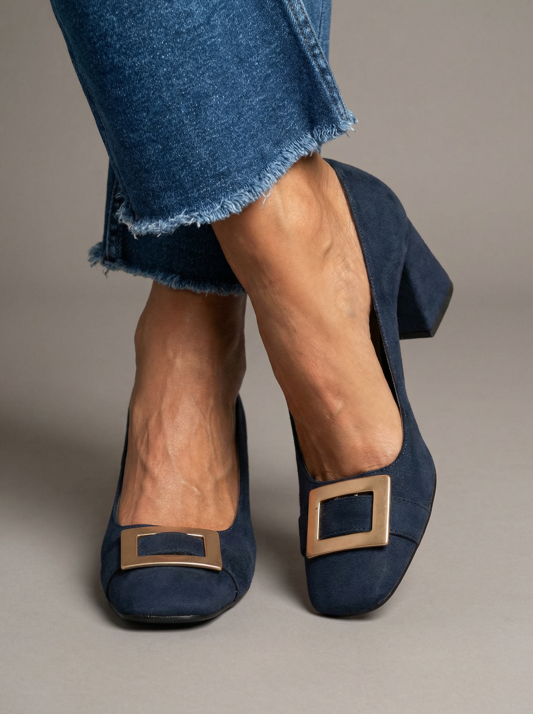 Agnès | Tacones de ante con hebilla dorada