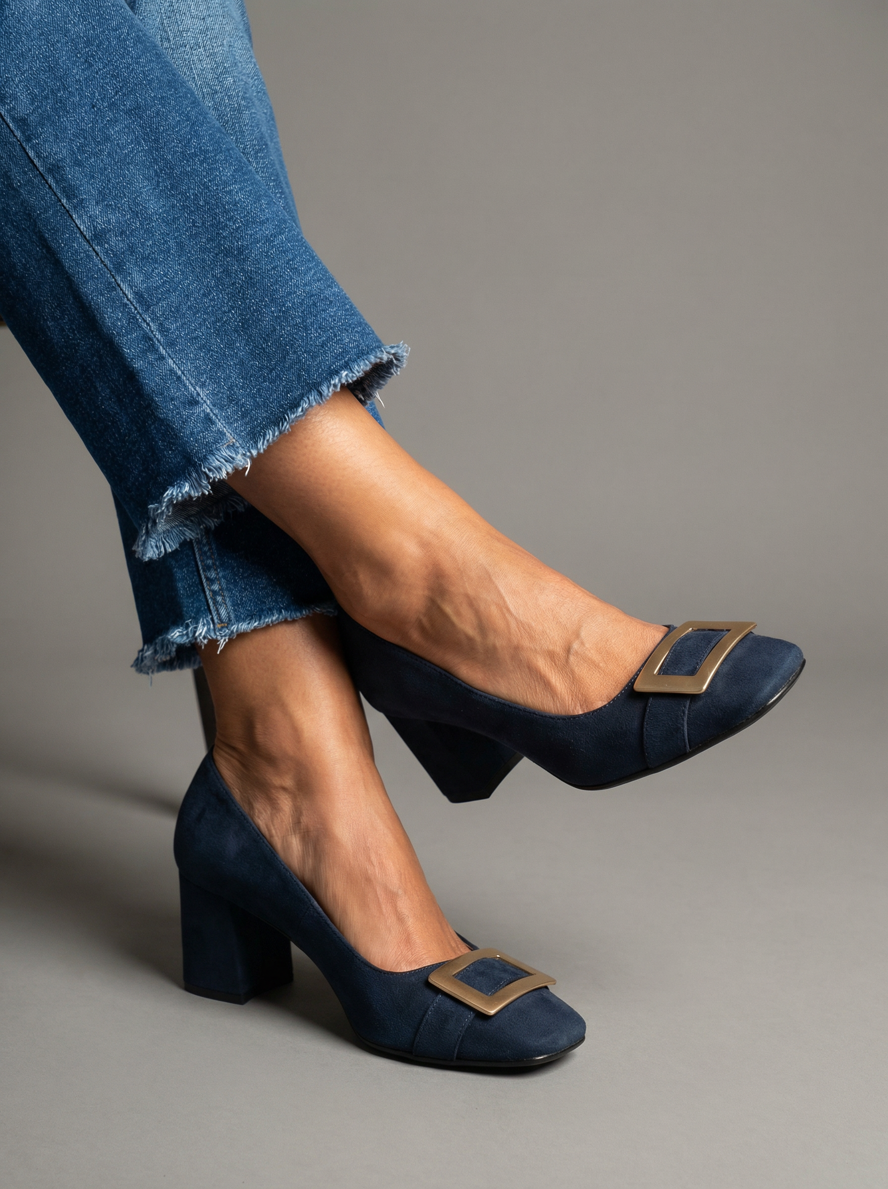 Agnès | Tacones de ante con hebilla dorada