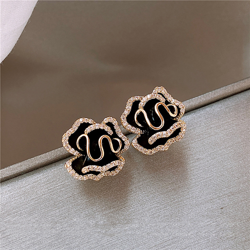Boucles d’Oreilles en Or Ornées d’une Fleur de Lotus Noire