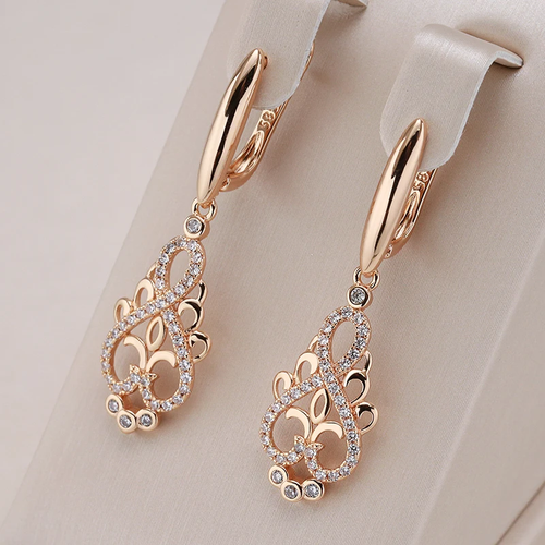 Élégantes boucles d'oreilles en or ornées de zirconium