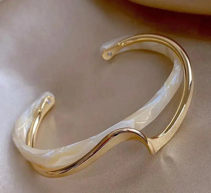 Ondée™ | Bracelet rigide à finition dorée